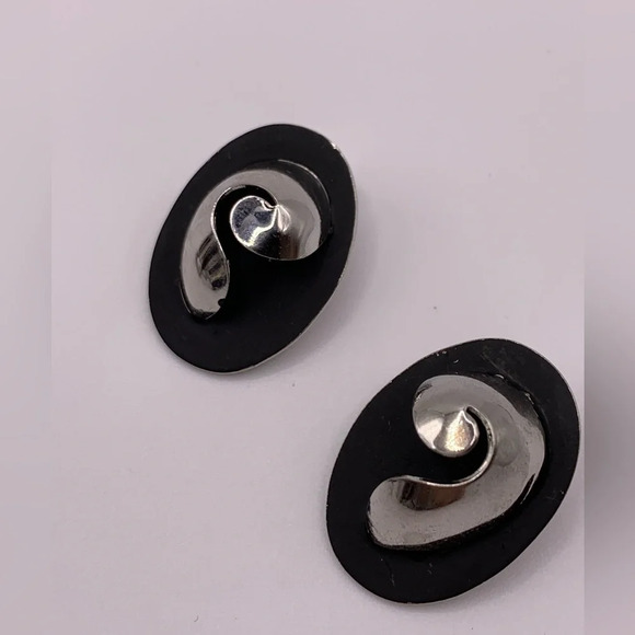 Lot of 2 vintage black and silver toned clip on earrings - Picture 2 of 4